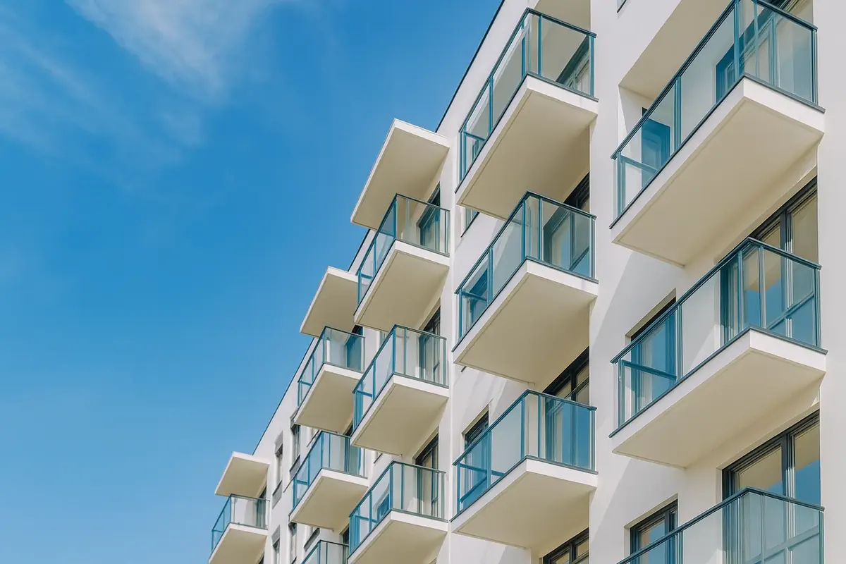 Facciata di un condominio moderno con balconi in vetro